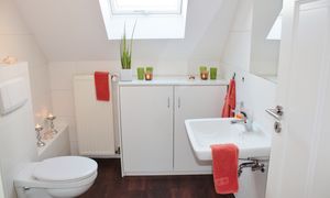 Nowa podłoga w łazience bez kucia. Co trwale zasłoni stare płytki?