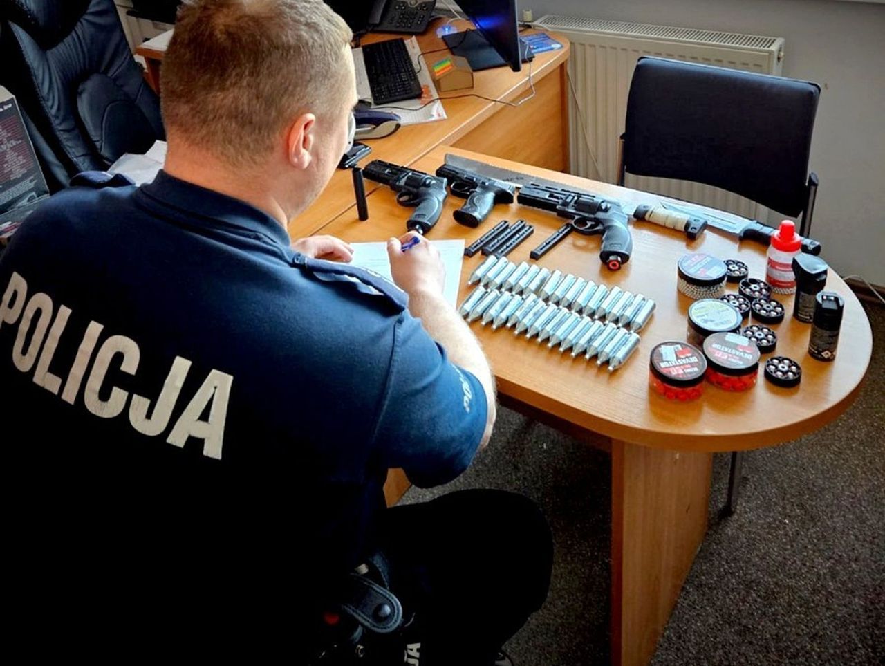 Wiatrówkowy "Rambo" strzelał ludziom w okna. Odwiedziła go policja