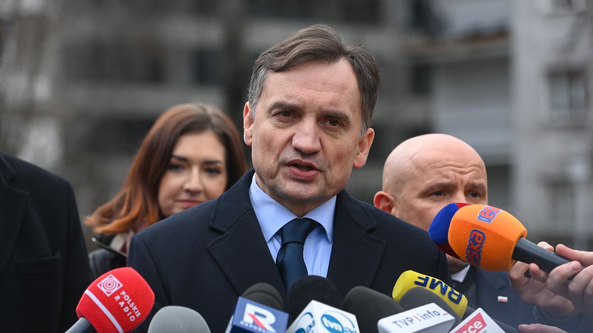 Warszawa, 02.02.2025. Poseł Prawa i Sprawiedliwości Zbigniew Ziobro (C) na konferencji prasowej przed Pomnikiem Armii Krajowej i Polskiego Państwa Podziemnego w Warszawie, 2 bm. (ad) PAP/Piotr Nowak