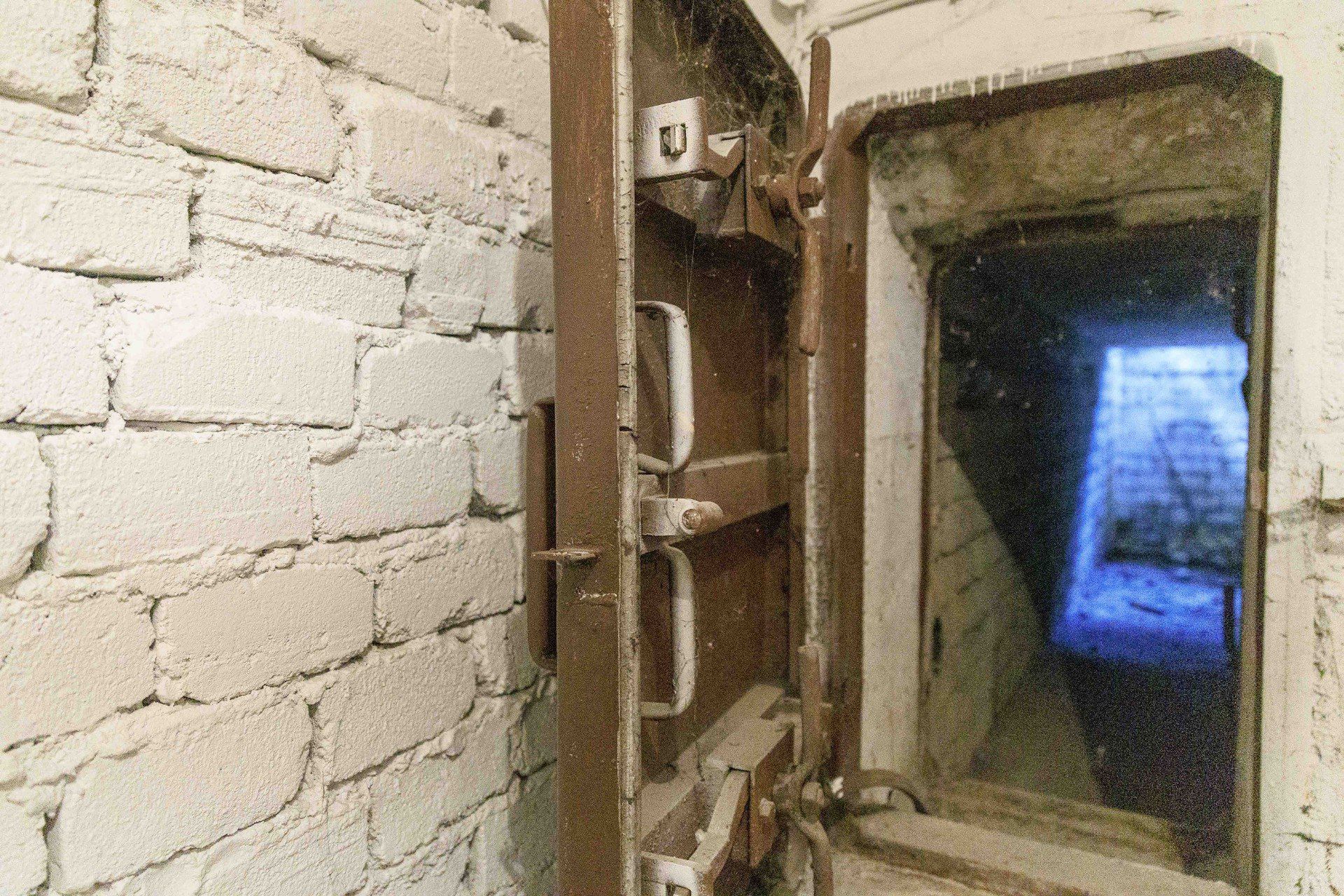 Wyjście ze schronu przy Alei Piłsudskiego