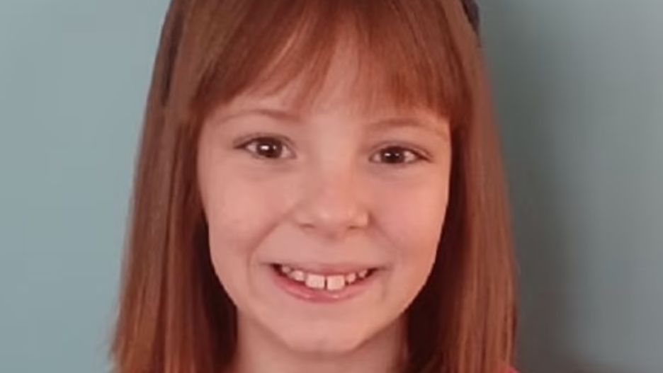 Dziewczynka była z mamą na wakacjach. Zniknęła w czwartek. Szukało jej ponad 200 funkcjonariuszy. Poszukiwania zakończyły się dramatem. Martwe dziecko morderca ukrył w beczce, schowanej w zaroślach nad rzeką (Policja Nowej Południowej Walii) 