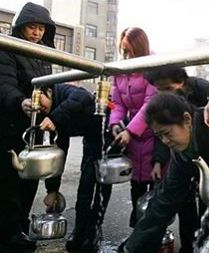 Ewakuacja wzdłuż trującej rzeki