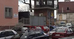 Próby negocjacji z uzbrojonym strażnikiem w areszcie