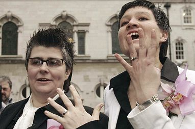 Pierwszy ślub lesbijek w W. Brytanii