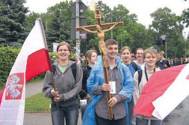 Na spotkanie z papieżem przybywają wierni z całego świata