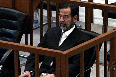 Saddam słucha w sądzie świadków obrony