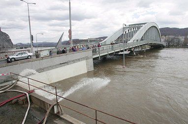 Powódź nadal zagraża Czechom, ale poziom wody opada