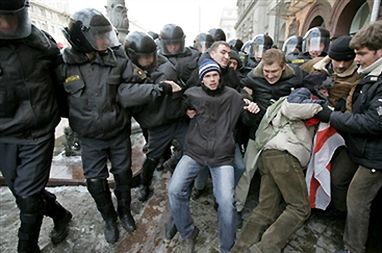 Milicja rozprawiła się z protestującymi w Mińsku, są ranni