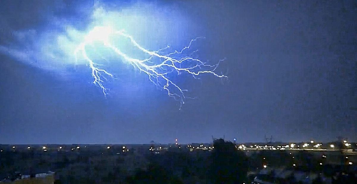 100 piorunów nad Warszawą [Niesamowite wideo]