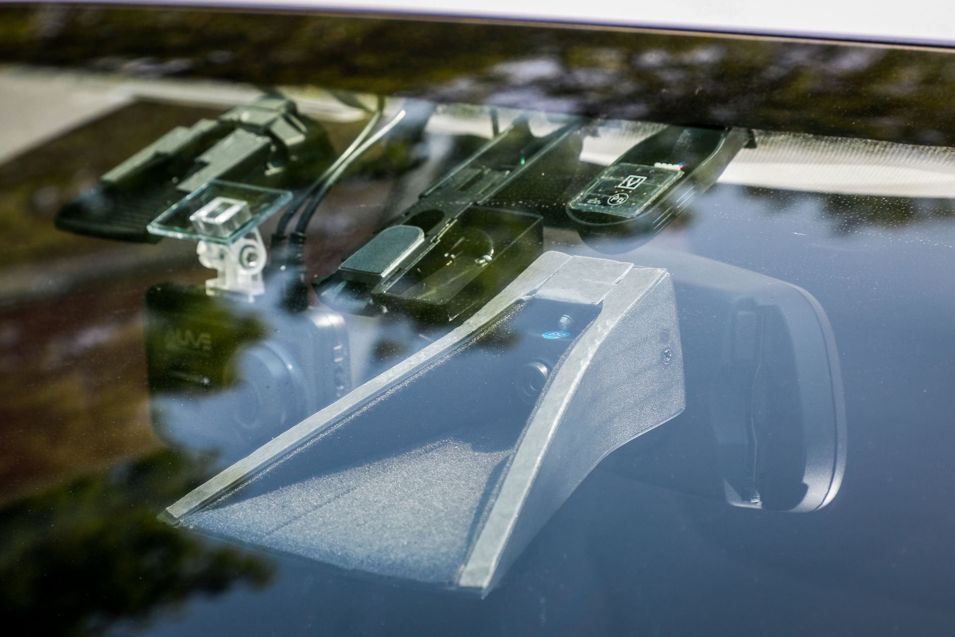 Prototyp autonomicznego Hyundaia Ioniq - zestaw czujników i radarów pod przednią szybą