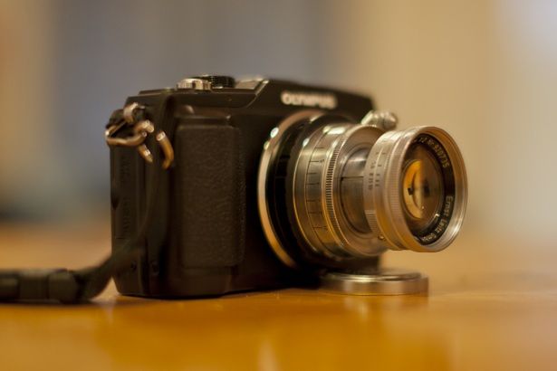 Olympus E-PL2 z zapiętym Summicronem 50/2 LTM z bagnetem Leica (Fot. Flickr/by Soe Lin / CC BY 2.0)