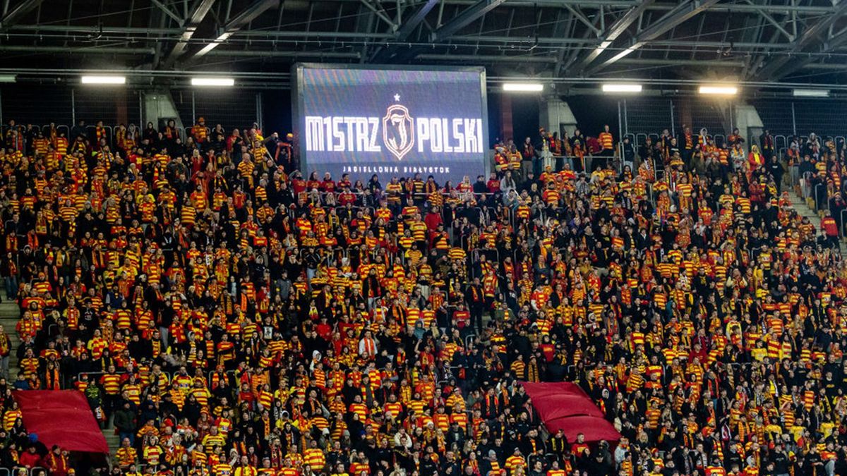 Getty Images / Foto Olimpik/NurPhoto / Na zdjęciu: kibice Jagiellonii Białystok