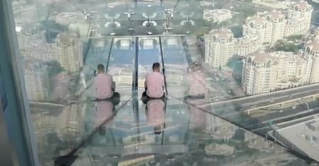 Atrakcja tylko dla odważnych. Zjechalibyście z takiej zjeżdżalni? [WIDEO]