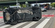 Warszawa. Toyota na boku po zderzeniu w Alejach Jerozolimskich