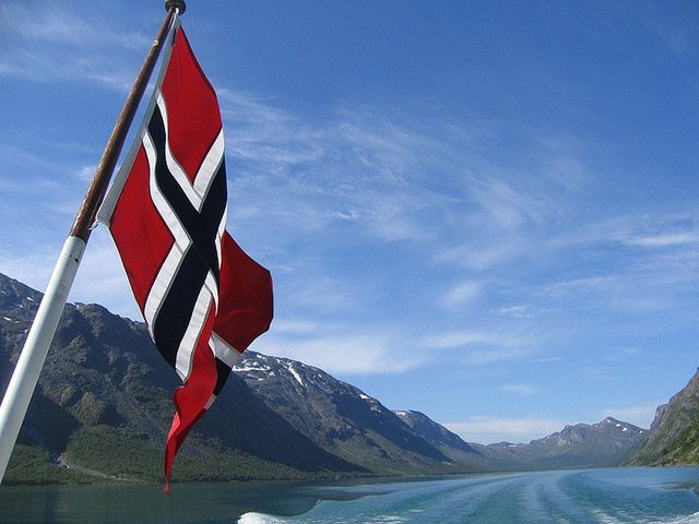 Norwescy elektrycy uratowani po dobie spędzonej 85 metrów nad fiordem