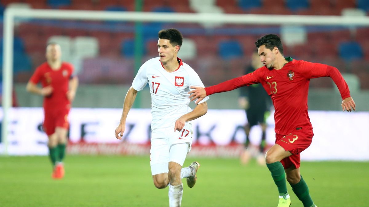 Newspix / Michał Nowak / Na zdjęciu: Bartosz Kapustka (z lewej) i Stephen Eustaquio (z prawej)