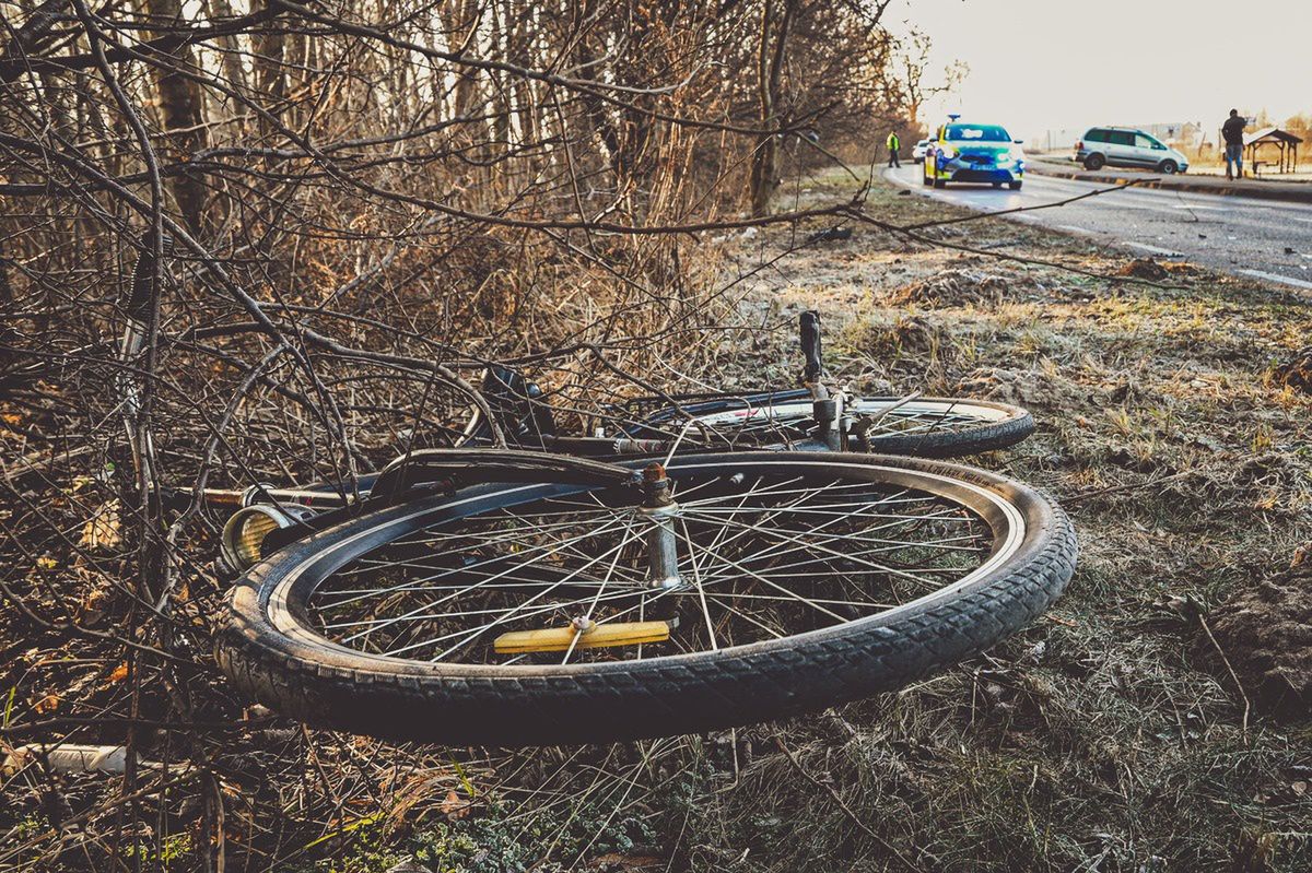 Poważny wypadek pod Łukowem. Dostawczak potrącił rowerzystkę