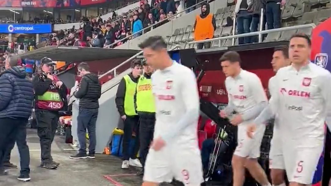 Reprezentacja Polski wychodząca na stadionw  Pradze