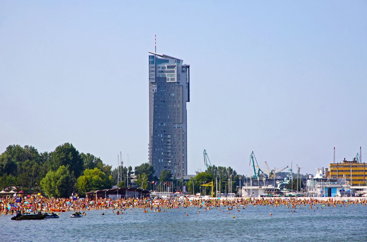 Tłumy na plaży miejskiej w Gdyni