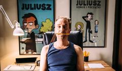 Wojciech Mecwaldowski w komedii &#34;Juliusz&#34; przeklina na dzieci (wideo)