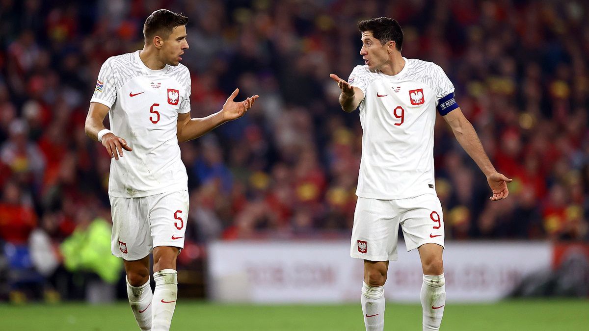 Getty Images / Michael Steele / Na zdjęciu: Jan Bednarek i Robert Lewandowski