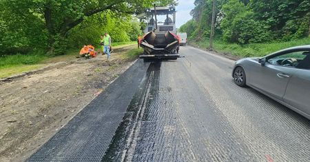 Nowy asfalt już na jezdni. Prace na ul. Janowskiej i Nadbystrzyckiej wchodzą w kolejny etap