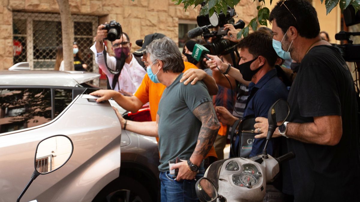PAP/EPA / Enric Fontcuberta / Na zdjęciu: Jorge Horacio Messi (w środku)