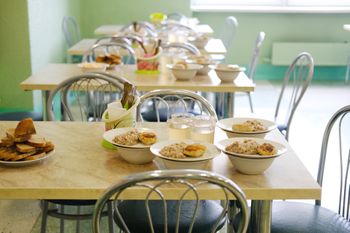 Warzywa w każdym posiłku i mniej smażenia. Nowe zasady dla szkolnych stołówek