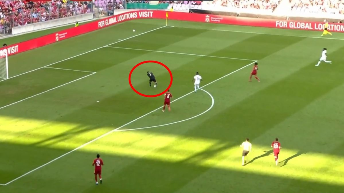 Fatalny błąd Alissona w meczu Liverpool - Olympique Lyon