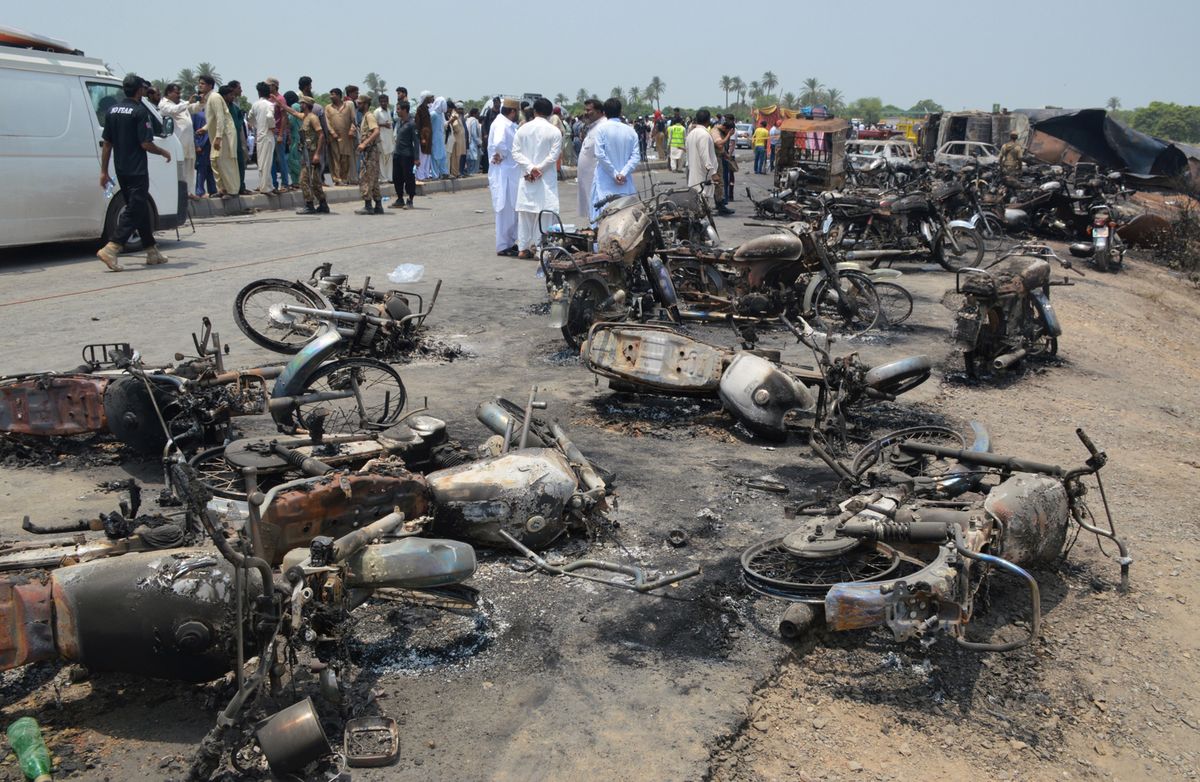 W wybuchu cysterny w Pakistanie zginęło 148 osób. Do tragedii mogli przyczynić się Pakistańczycy palący papierosy