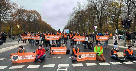 Przyklejają się do asfaltu. Ostatnie Pokolenie uznane organizacją przestępczą