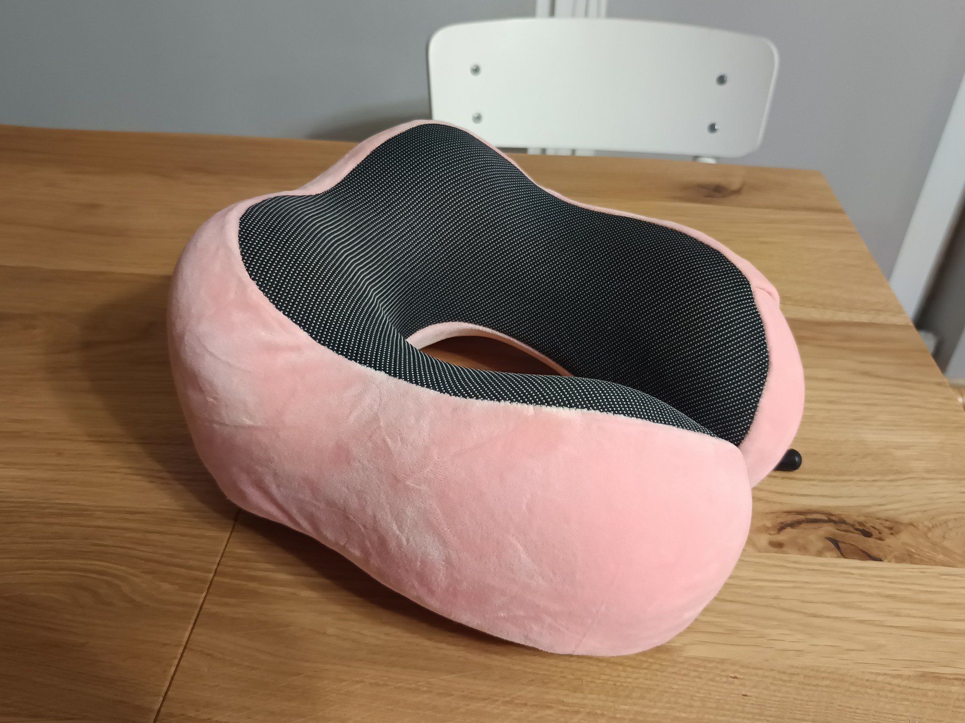 Klasyczna poduszka podróżna z pianką memory - stabilnie podtrzymuje kark i ułatwia wygodne drzemki w drodze.