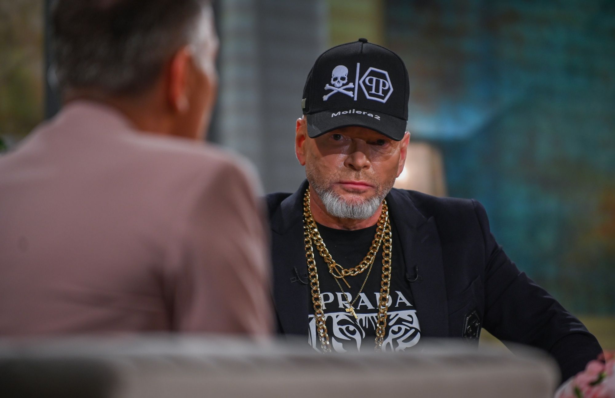 Krzysztof Rutkowski przez lata mocno się zmienił. Po kwadratowej fryzurze ani markowych ciuchach nie było śladu