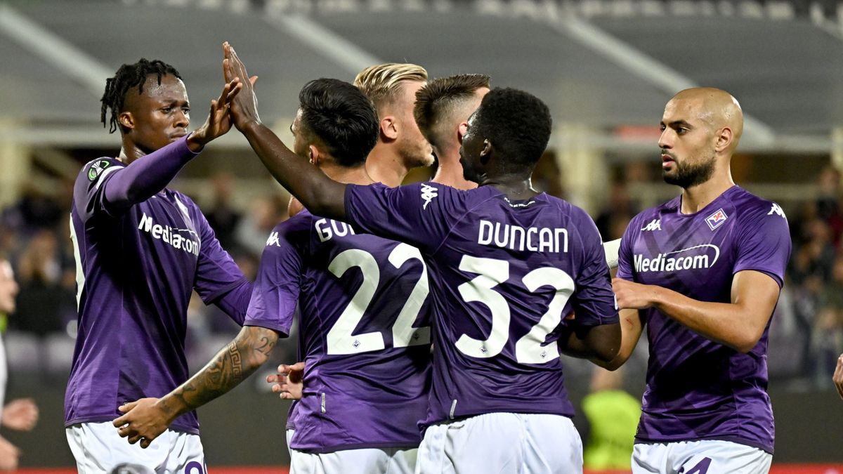 PAP/EPA / CLAUDIO GIOVANNINI / Na zdjęciu: piłkarze Fiorentiny