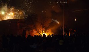 USA. Kolejna niespokojna noc w Minneapolis. Protestujący podpalili posterunek policji