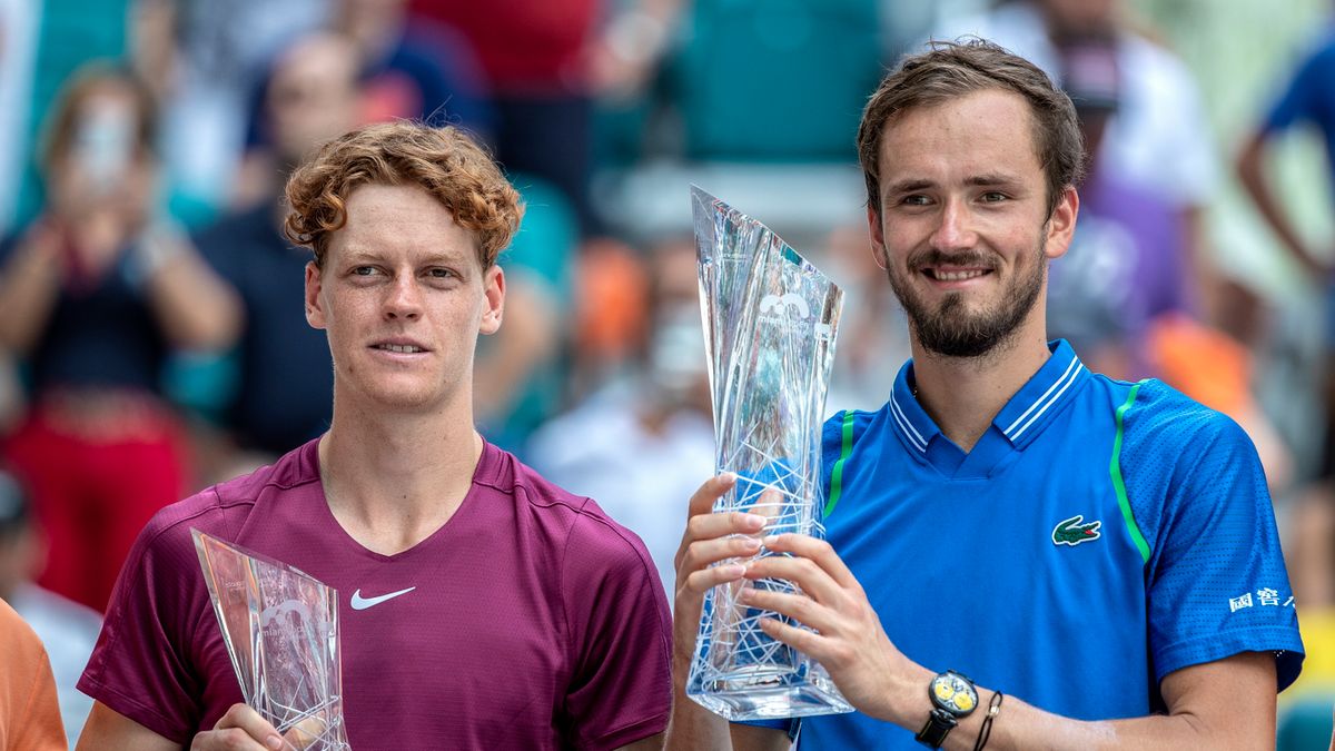 Zdjęcie okładkowe artykułu: PAP/EPA / Cristobal Herrera-Ulashkevich / Na zdjęciu: Danił Miedwiediew (z prawej) i Jannik Sinner, mistrz i finalista Miami Open 2023
