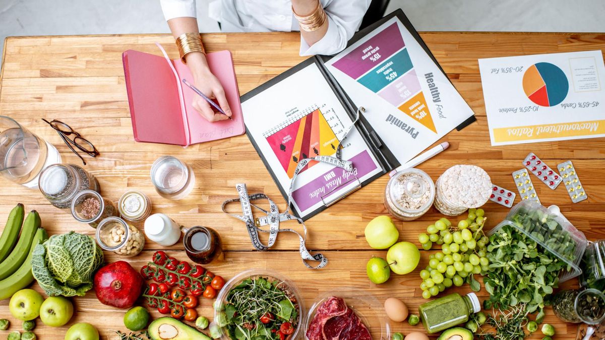 Dietetyk kliniczny to osoba, która specjalizuje się w żywieniu w chorobach