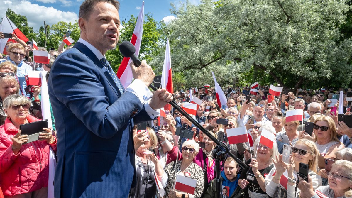 Ciechocinek, 24.05.2025. Wybory prezydenta RP - kampania przed II turą. Kandydat KO w wyborach prezydenckich, prezydent Warszawy Rafał Trzaskowski (C) na spotkaniu z seniorami przy fontannie "Grzybek" w Ciechocinku, 24 bm. (tż/amb) PAP/Tytus Żmijewski