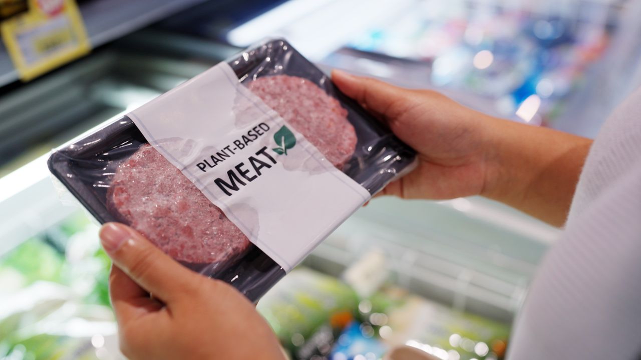Wegańskie burgery i mleko roślinne pod lupą. Toksyna uszkadza nerki i wątrobę