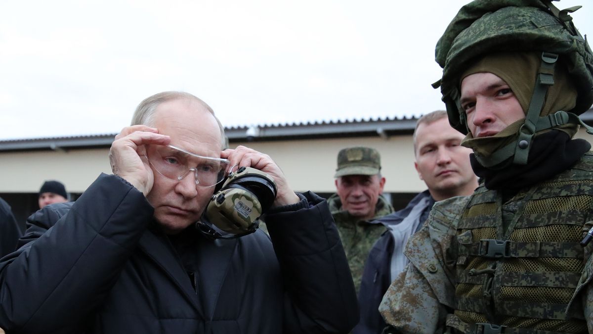Russian President Vladimir Putin (L) inspects the progress of mobilized servicemen's training at a training range of the Western Military District in the Ryazan region, Russia, 20 October 2022. Russian President Putin announced in a televised address to the nation on 21 September, that he signed a decree on partial mobilization in the Russian Federation due to the conflict in Ukraine. Russian Defense Minister Shoigu said that 300,000 people would be called up for service as part of the move. EPA/MIKHAEL KLIMENTYEV / SPUTNIK / KREMLIN POOL MANDATORY CREDIT Dostawca: PAP/EPA.