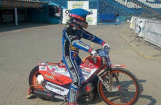 Rosjanin powrócił w piątek na motocykl żużlowy (źródło: facebook.com/unialesznoks)