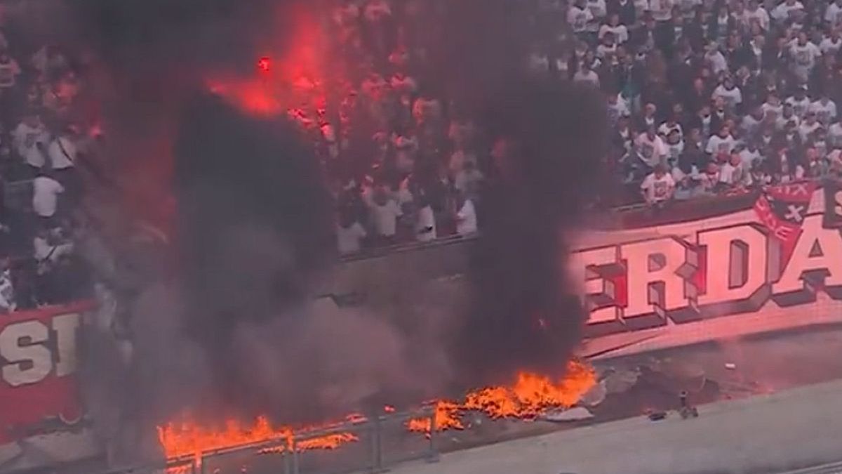Zdjęcie okładkowe artykułu: Twitter / twitter.com/ESPNnl / Pożar w sektorze fanów Ajaksu