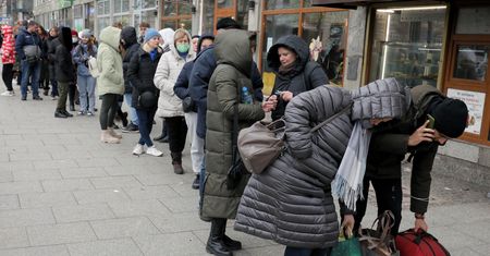 Uwaga przy wymianie walut. Kantory zaniżają ceny, politycy interweniują