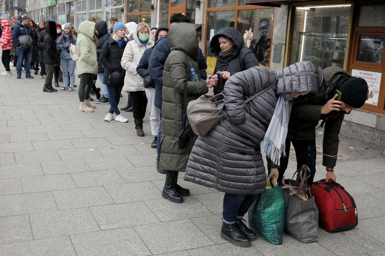 Uwaga przy wymianie walut. Kantory zaniżają ceny, politycy interweniują