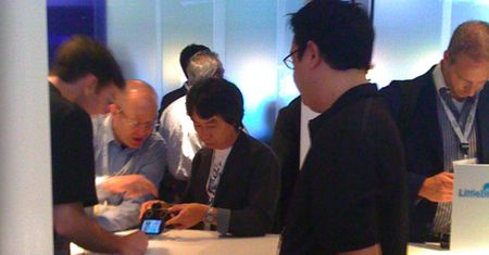 Obraz dnia: Miyamoto sprawdza PSP Go