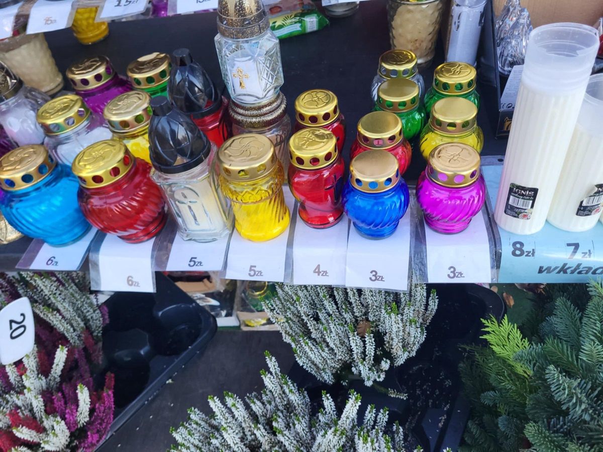 Najtańsze znicze na Cmentarzu Bródnowskim.