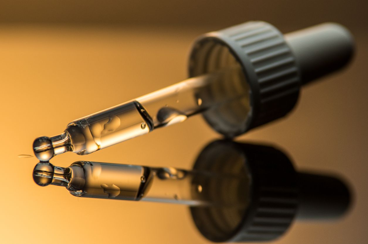 Mruganie zapewnia oczom odpowiednie nawilżenie. Pomocne jest również używanie sztucznych łez.