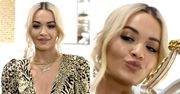 Wzruszona Rita Ora posyła buziaczki znad sandała...