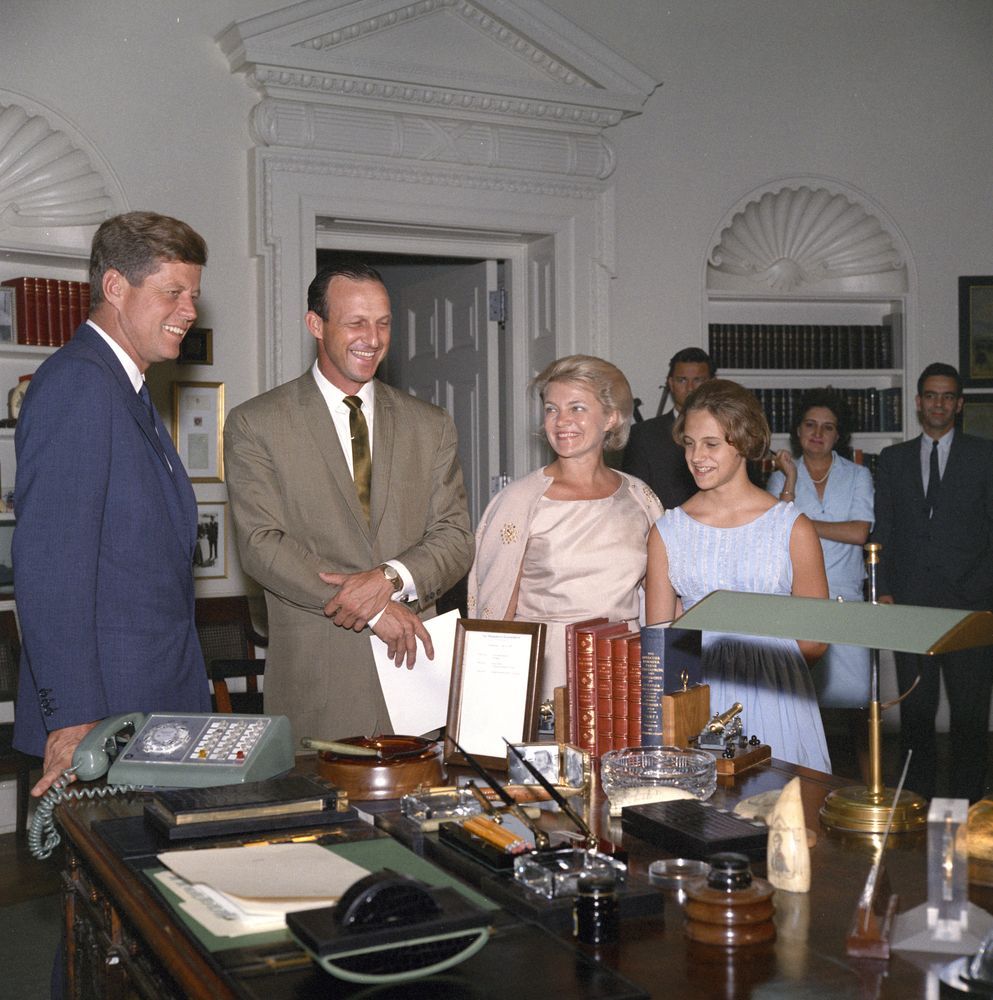 Prezydent John F. Kennedy i Stan Musial fot. domena publiczna