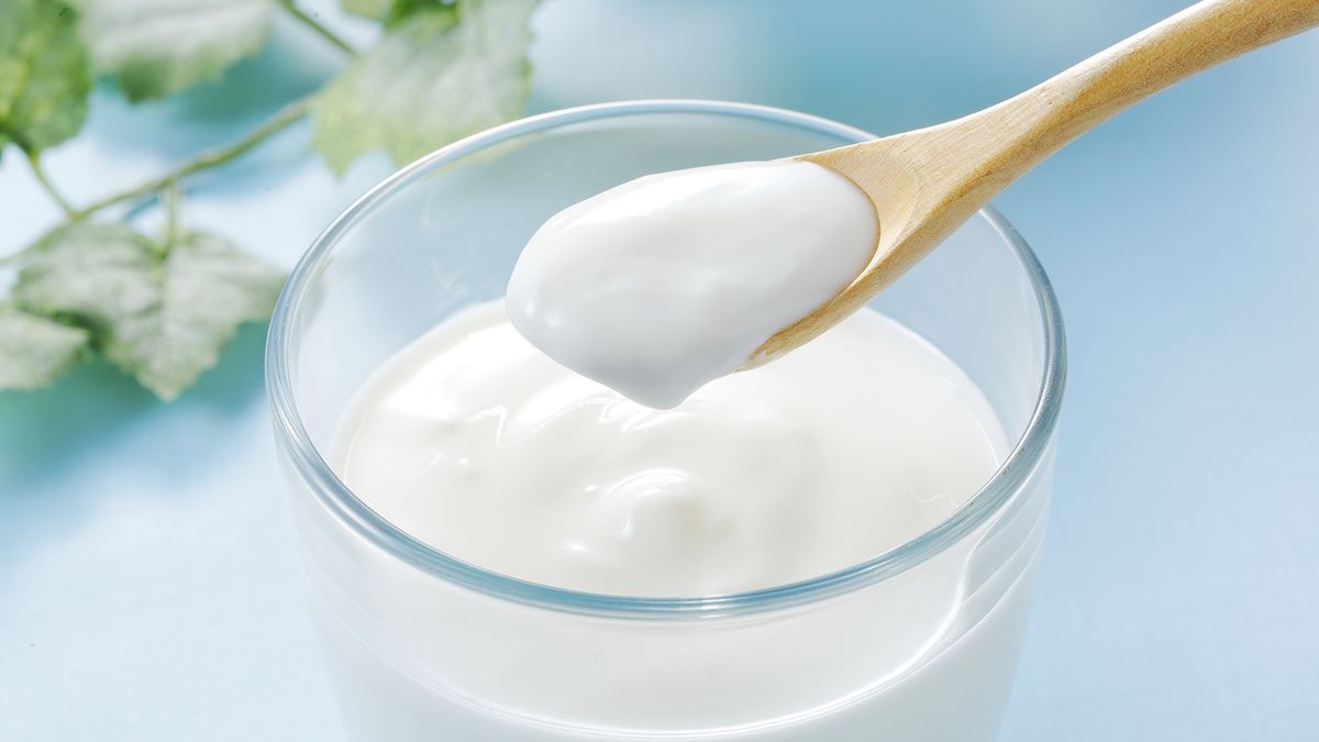 Serek homogenizowany występuje w wersji naturalnej i z dodatkiem owoców.